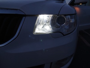 Iluminare poziții auto cu bec LED T10 alb rece vizibilitate îmbunătățită