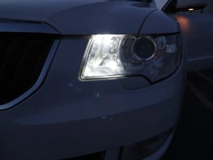 Iluminare poziții auto cu bec LED T10 alb rece vizibilitate îmbunătățită