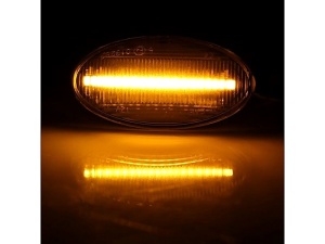 Detaliu semnalizare laterală LED fumurie aprinsă, cu lumină portocalie uniformă și vizibilitate bună.