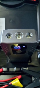 Prim-plan cu sistemul de iluminare LED al jump starterului auto K53, util în situații de urgență sau pe timp de noapte.