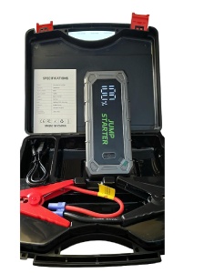 Pachet complet jump starter auto LS60 cu unitatea principală, clești de pornire și accesorii, așezate în cutia de transport pentru organizare eficientă.