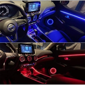 Kit de lumini ambientale LED RGB pentru mașină, montat pe bord și uși, cu iluminare uniformă în culori albastre și roșii.