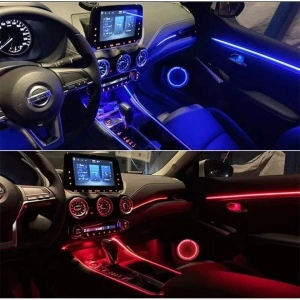 Kit de lumini ambientale LED RGB pentru mașină, montat pe bord și uși, cu iluminare uniformă în culori albastre și roșii.
