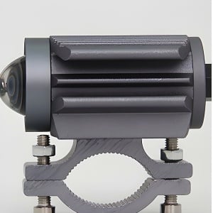 Fascicul de lumină pentru proiectorul LED moto dual-color, cu iluminare albă și chihlimbar pentru vizibilitate în condiții diferite.