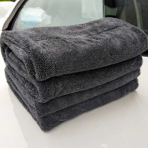 Prosop microfibră auto 50x80 cm pliat, pregătit pentru utilizare la uscarea caroseriei după spălare.