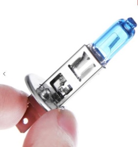 Prim-plan cu bec halogen H1 cu lumină albă 5000K, potrivit pentru evidențierea construcției și a efectului super white.