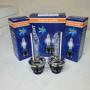 Set de 2 becuri xenon D2S 6000K prezentat împreună cu ambalajul produsului, potrivit pentru evidențierea livrării complete și a variantei de lumină alb rece.