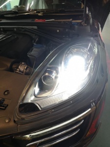 ar auto echipat cu bec xenon D3S cu lumină alb rece, imagine potrivită pentru evidențierea intensității luminii și a aspectului premium în utilizare reală.