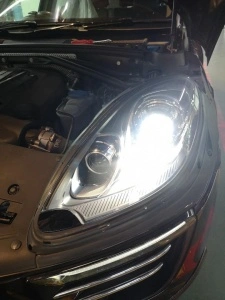 ar auto echipat cu bec xenon D3S cu lumină alb rece, imagine potrivită pentru evidențierea intensității luminii și a aspectului premium în utilizare reală.