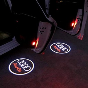 Proiectoare pentru portiere Audi care afișează logo-ul pe sol, oferind un efect premium și vizibilitate sporită la urcare și coborâre.