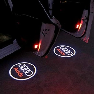 Proiectoare pentru portiere Audi care afișează logo-ul pe sol, oferind un efect premium și vizibilitate sporită la urcare și coborâre.