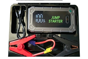 Kitul jump starter auto LS60 în cutia de transport, cu cablul de încărcare și cleștii incluși pentru utilizare și depozitare ușoară.