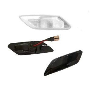 Semnalizari laterale dinamice LED fumurii pentru Dacia Logan, Duster si Sandero, prezentate cu detalii ale carcasei si mufei de conectare.