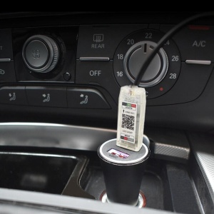 Lumină ambientală auto cu alimentare USB și controler, pentru instalare rapidă și schimbarea ușoară a culorilor și modurilor.