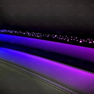 Detaliu trim LED Symphony montat pe ușă cu lumină uniformă