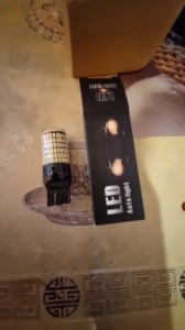 Lumină galbenă intensă pentru semnalizare clară și vizibilă