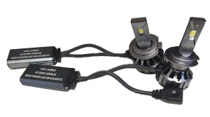 Bec LED H7 V20 cu design compact, radiator integrat și ventilator pentru răcire activă în timpul funcționării.