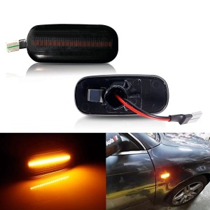 Detaliu semnalizare LED fumurie pentru Audi, vedere față-spate cu mufă de conectare și exemplu de iluminare.