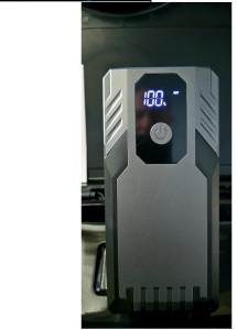 Jump starter auto K53 cu afișaj digital al nivelului bateriei, ideal pentru monitorizare rapidă înainte de utilizare.