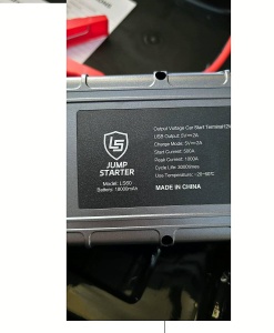 Etichetă cu specificațiile tehnice ale jump starterului auto LS60: baterie 18000 mAh, curent de pornire 500A, vârf 1000A și ieșire USB 5V/2A.