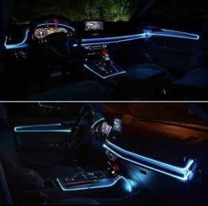 Kit de lumini ambientale LED RGB pentru mașină, montat pe bord și uși, cu iluminare uniformă în culori albastre și roșii.