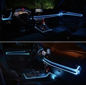 Kit de lumini ambientale LED RGB pentru mașină, montat pe bord și uși, cu iluminare uniformă în culori albastre și roșii.