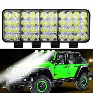 Pachet cu 4 proiectoare LED 48W pătrate, ilustrat într-un exemplu de montaj pe Jeep pentru iluminare off-road.