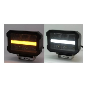 Proiector auto LED universal în funcționare, cu lumină albă și lumină portocalie pentru semnalizare.