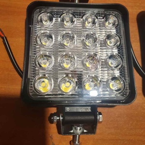 Imagine reală proiector LED auto 48W pătrat, cu 16 LED-uri și suport metalic pentru montaj.