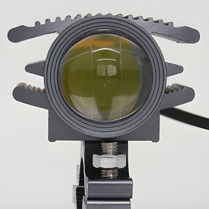 Lentilă frontală pentru proiectorul LED moto dual-color, concepută pentru direcționarea luminii albe și chihlimbar.