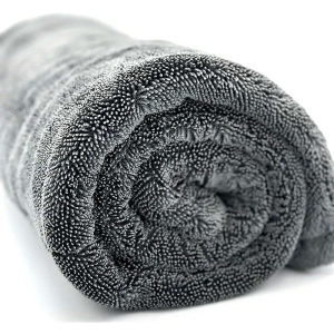 Prosop microfibră auto rulat, evidențiind grosimea mare și textura pufoasă pentru absorbție rapidă.