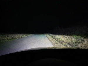 Iluminare pe drum realizată cu becuri xenon D3S, utilă pentru prezentarea fasciculului luminos, a vizibilității pe timp de noapte și a luminii alb rece.