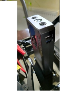 Detaliu lateral pentru jump starter auto K53, cu porturi USB și lanternă LED integrate pentru utilizare multifuncțională.