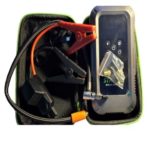 Setul complet cu jump starter, clești pentru baterie, furtun pentru compresor și adaptoare de umflare, așezate în husă.