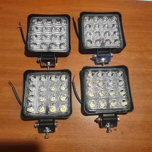 Pachet promo cu 4 proiectoare LED 48W pătrate, fotografiate ca produs real, pregătite pentru montaj pe vehicule și utilaje.