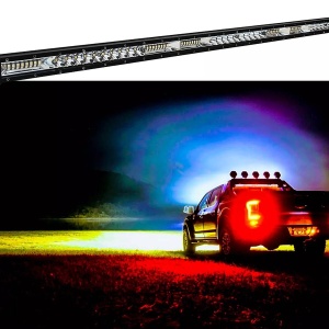 Proiector LED bar slim montat pe vehicul off-road, fotografiat noaptea pentru a evidenția puterea de iluminare pe teren deschis.