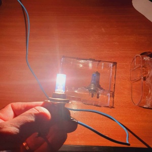 Bec halogen auto H7 cu lumină albă 5000K, prezentat în utilizare pentru evidențierea nuanței clare și a efectului super white