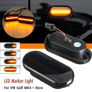 Semnalizări dinamice LED fumurii compatibile cu Volkswagen Golf și Bora, prezentate atât ca produs, cât și montate pe mașină.