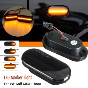 Semnalizări dinamice LED fumurii compatibile cu Volkswagen Golf și Bora, prezentate atât ca produs, cât și montate pe mașină.