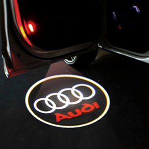 Lampa pentru portieră Audi cu proiecție luminoasă a logo-ului, prezentată în detaliu pentru evidențierea rezultatului final.