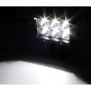 Proiector LED 18W dreptunghiular aprins, cu lumină alb rece și fascicul Spot 30° pentru vizibilitate pe distanță.