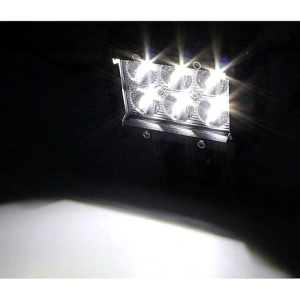 Proiector LED 18W dreptunghiular aprins, cu lumină alb rece și fascicul Spot 30° pentru vizibilitate pe distanță.