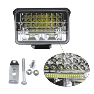 Detaliu LED-uri și lentilă pentru proiector off-road, conceput pentru iluminare puternică și vizibilitate îmbunătățită.