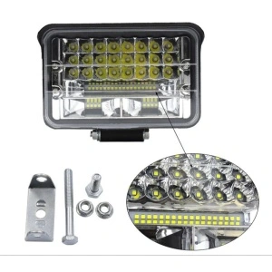 Detaliu LED-uri și lentilă pentru proiector off-road, conceput pentru iluminare puternică și vizibilitate îmbunătățită.