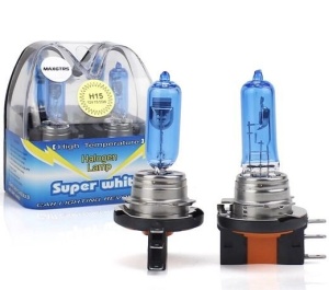 Becuri halogen H15 super white 5000K prezentate împreună cu ambalajul, ideale pentru un aspect mai alb și mai curat al farurilor.