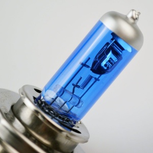 Detaliu filament și sticlă albastră pentru bec halogen H4 super white, potrivit pentru prezentarea clară a finisajului și a tipului de bec.