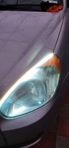 Bandă LED DRL montată pe far auto, cu lumină albă intensă pentru un aspect modern și vizibilitate sporită.