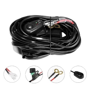 Cablaj auto 12V pentru proiector LED, prevăzut cu releu, siguranță și conectori pentru alimentare la baterie.