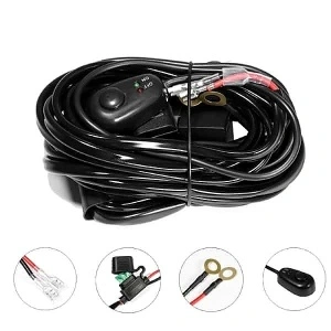 Cablaj auto 12V pentru proiector LED, prevăzut cu releu, siguranță și conectori pentru alimentare la baterie.