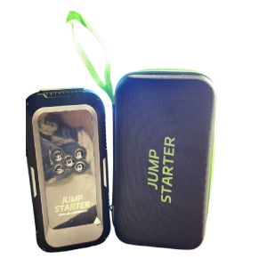 Jump starter auto cu compresor alături de husa rigidă, ideală pentru depozitare și transport.